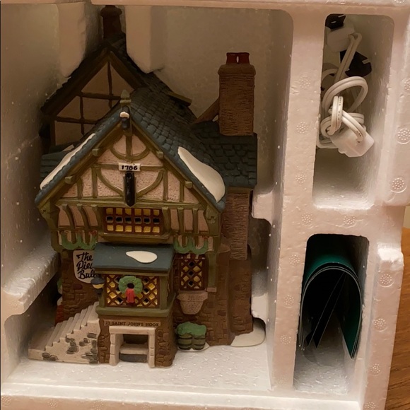 The Pied Bull Inn Dickens’ Village w bulb - Picture 2 of 3